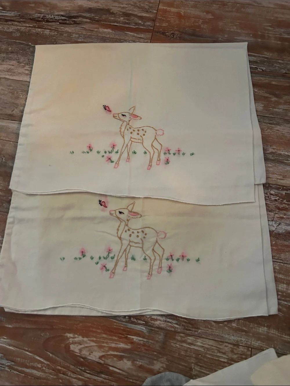 Vintage Cream Embroidered Fawn Decorative Table Runner - Unbranded